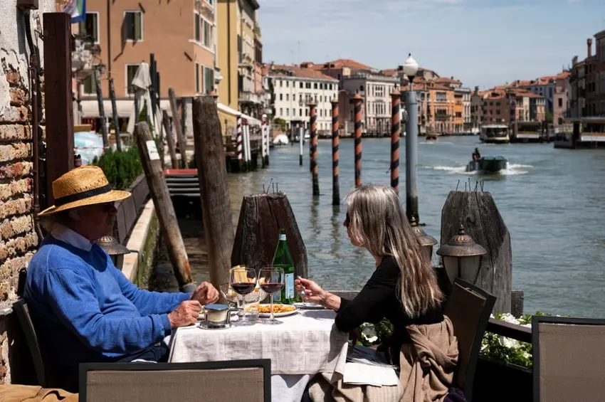 От траттории до остерии: Объяснение различий между ресторанами в Италии